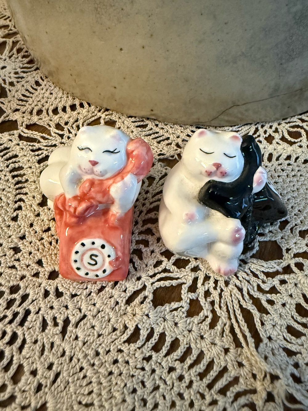 Vintage cute white little cat on telephone salt & pepper shakers.